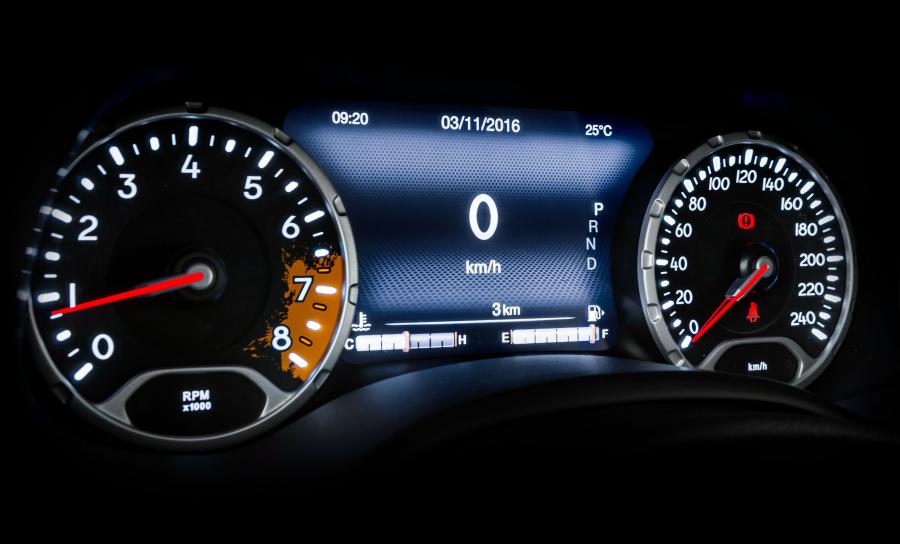 Панель приборов Jeep Renegade Limited (BU) 2016 года  (LA) (фото 15 из 21)